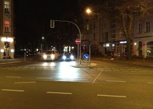 Kreuzung Wollankstraße/Florastraße noch mit Mittelinsel: abendliche Impression, die so bleiben sollte